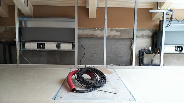 Holé zdi, beton a rozvody v podkroví před realizací